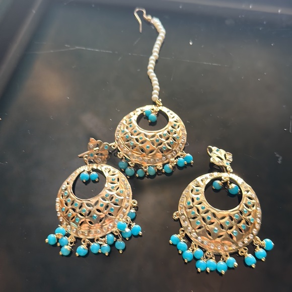 NWT Set of Dangler earrings with ‘Maatha’ tikka in gold finish with blue beads - Picture 5 of 5